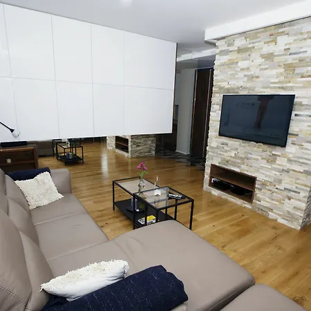 Of The Kings Silence Apartamento *